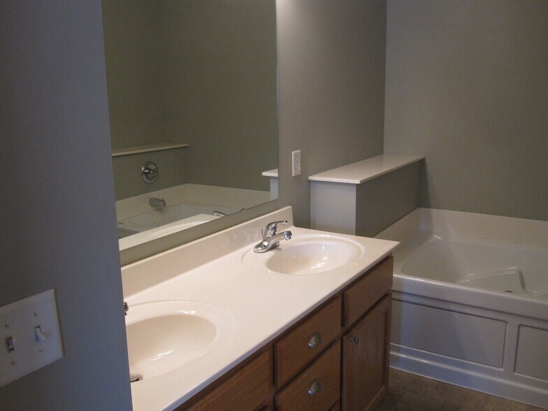 Building Photo - 3553 Sterling Heights Dr