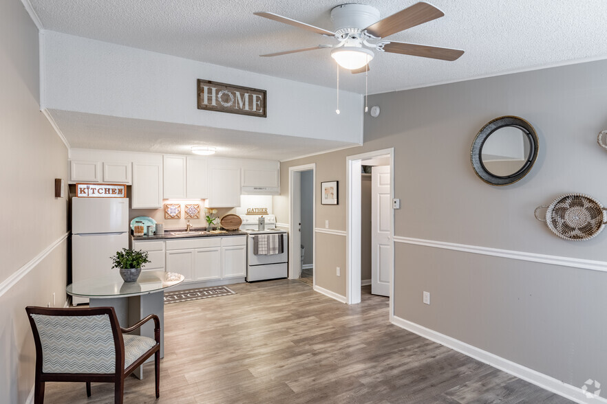 1BR, 1BA - 567SF Kitchen & Dining - Stonebrook