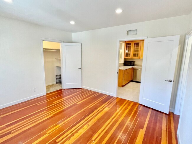 Building Photo - 1BR/1BA Remodeled Garden Unit! Charm Galor...