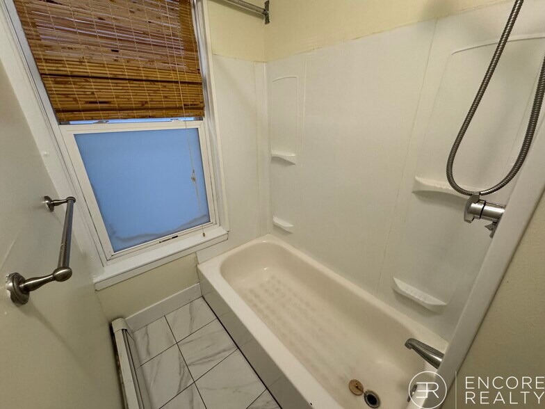 Building Photo - 48 Florence St