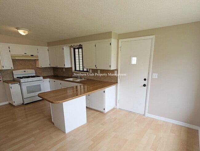 Building Photo - 2 bed 1 bath duplex