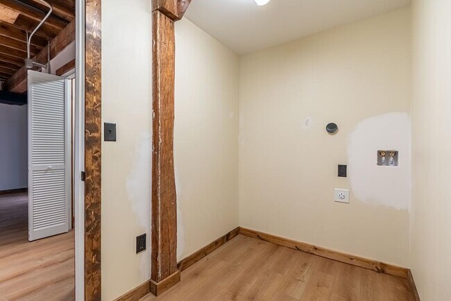 Building Photo - 453 E Main St