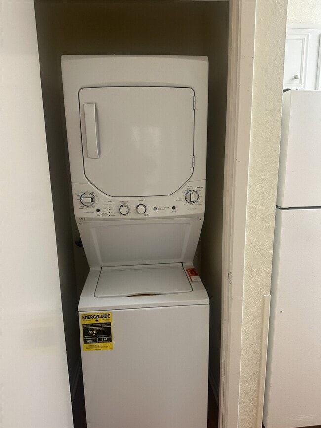 Building Photo - 7009 N Holiday Dr