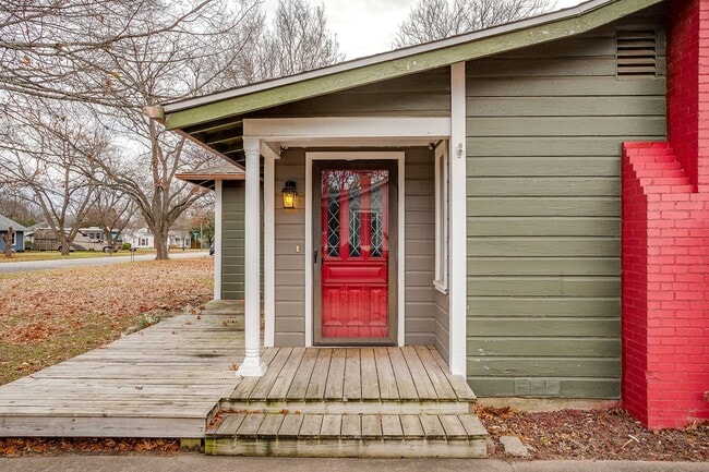 Building Photo - Amazing Historic 1940's Home in Original Cleburne- 4 Bed- 3 Bath w/ Multiple Living Areas- 76033