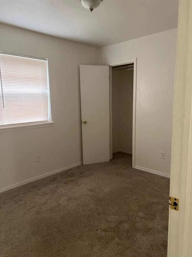 Building Photo - 4 Bedrooom 2 Bath home ready for new resident!