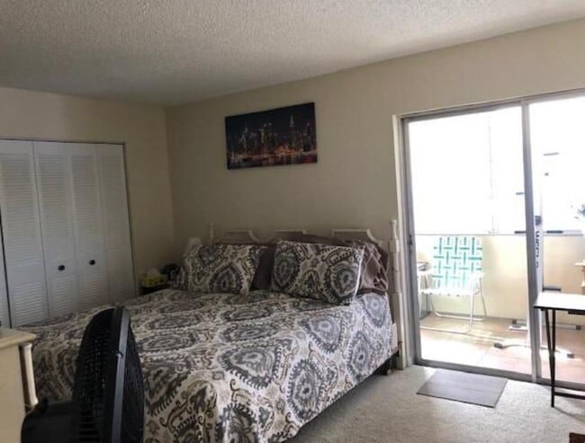 Building Photo - 522 Capri K