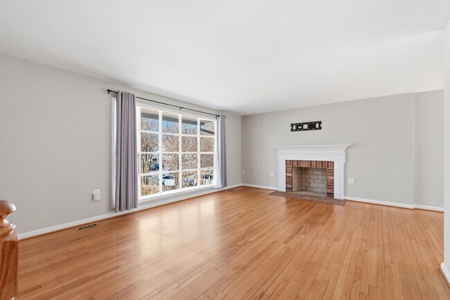 Building Photo - 5BR / 3BA Home with Flexible Living Space & Tree-Lined Views
