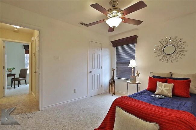 Building Photo - Cute 3-bedroom, 2-bath home