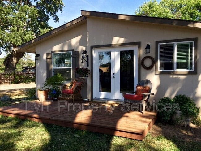 Building Photo - 1877 Templeton Rd