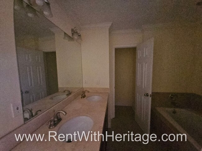 Building Photo - Gorgeous 3Bd / 2Ba Immaculate Townhome / U...