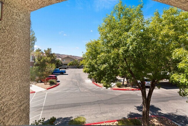 Building Photo - *VERY NICE CONDO IN GATED COMMUNITY !