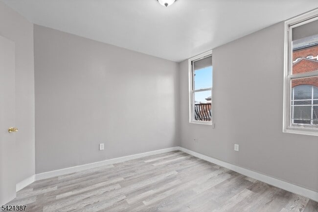 Building Photo - 23 Monroe St