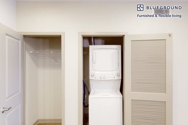 Building Photo - 121 E Rte 66