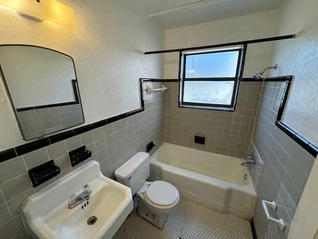 Building Photo - 1 bed duplex close to all things Norman! New paint, carpet and flooring!