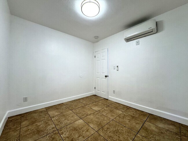 Building Photo - 207 E 24th St