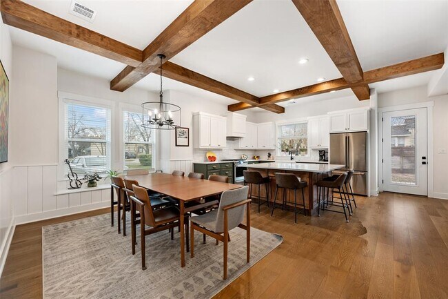 Building Photo - 510 E 7th St