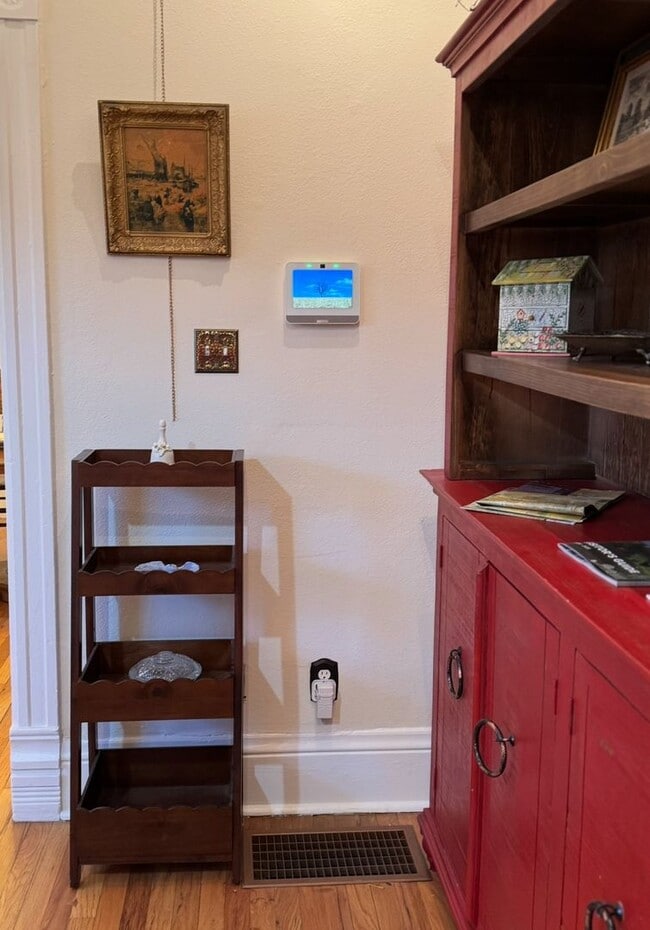 Building Photo - Historic Home 2 Bedroom +office 2 Baths, a...