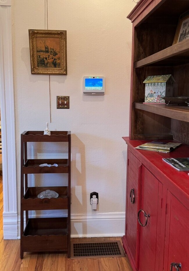 Building Photo - Historic Home 2 Bedroom +office 2 Baths, and Off street Parking