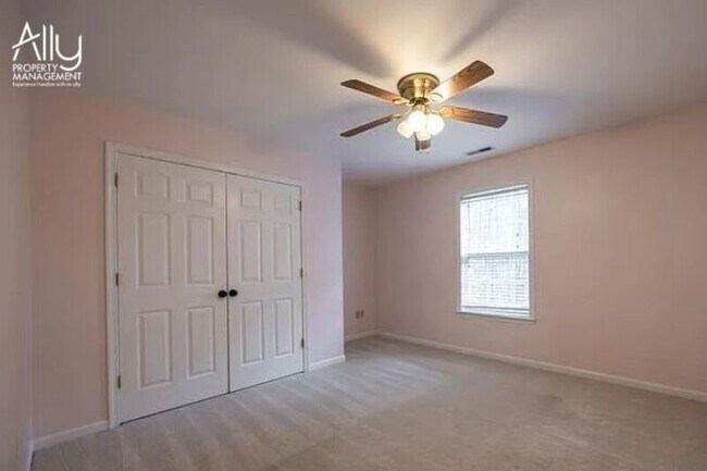 Building Photo - 170 W Rosewood Dr