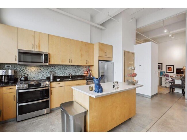 Building Photo - 700 N Washington Ave