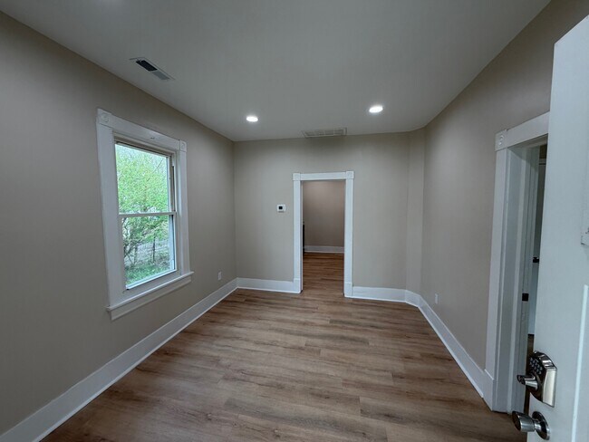 Building Photo - 1326 Morton Ave SE