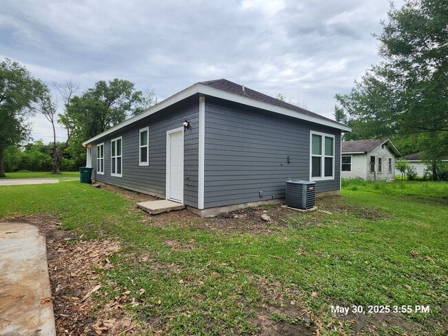 Building Photo - 3 bedroom / 2 bath in 77630. Immediate mov...