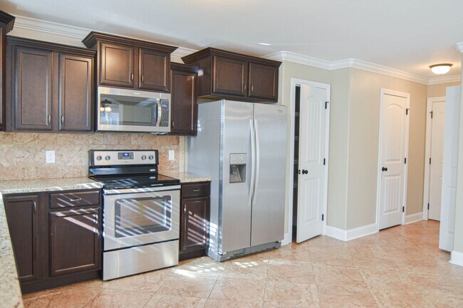 Building Photo - 3640 Fox Tail Dr