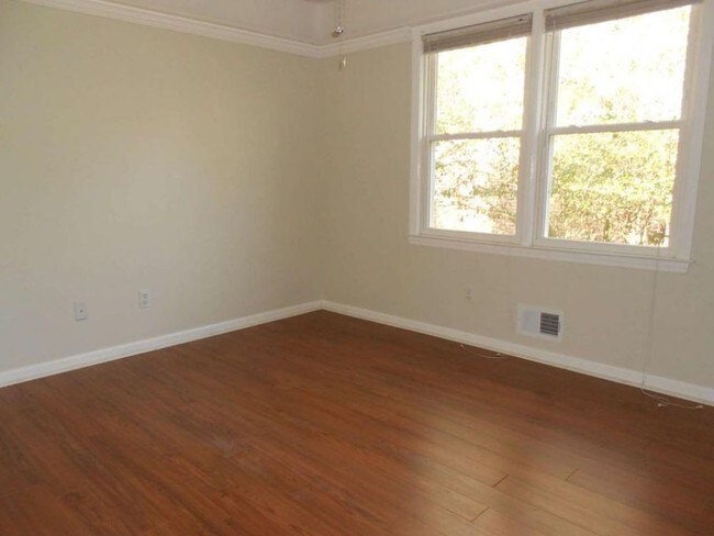 Building Photo - 205 Pinetree Dr