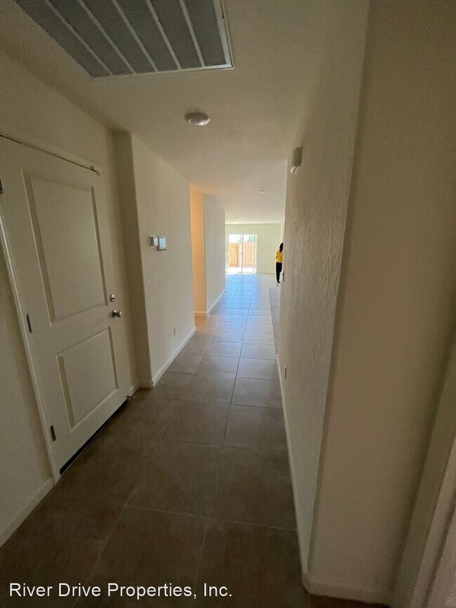 Building Photo - 4 br, 3 bath House - 288 Grand Canyon