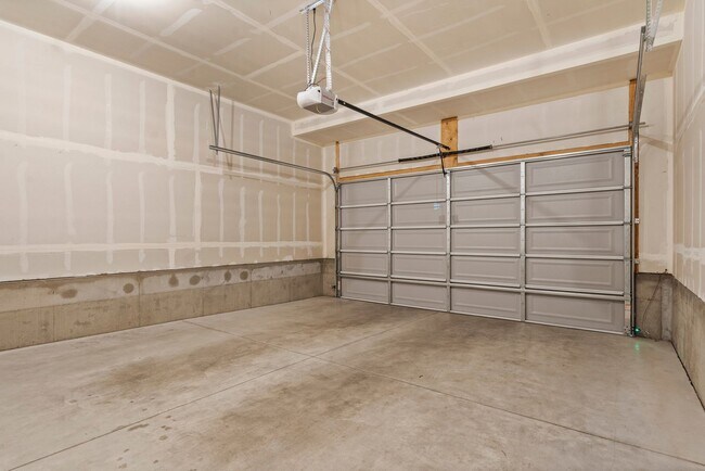 Building Photo - Start a Lease by 12/1 and Receive a $500 R...