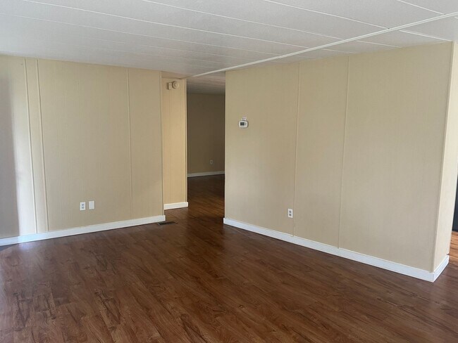 Building Photo - Quiet 2 bedroom home