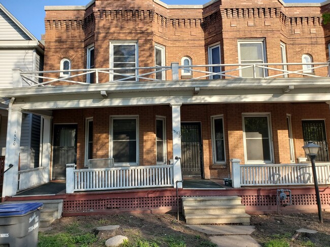 Building Photo - AVAILABLE NOW - Spread out in 3 level living!