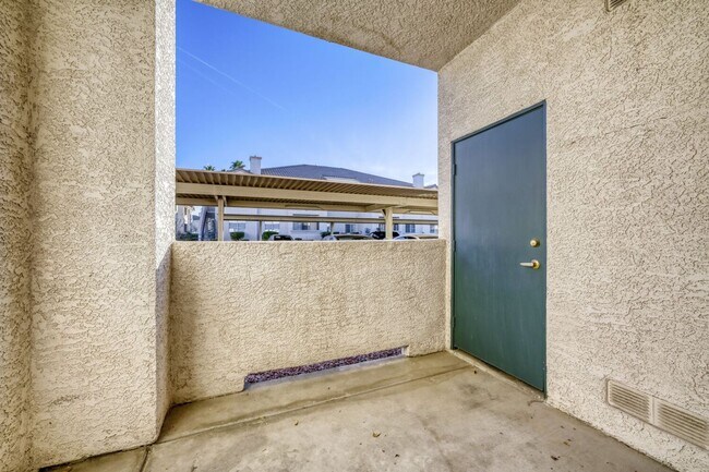 Building Photo - Adorable 1st Floor Condo In Gated Community!