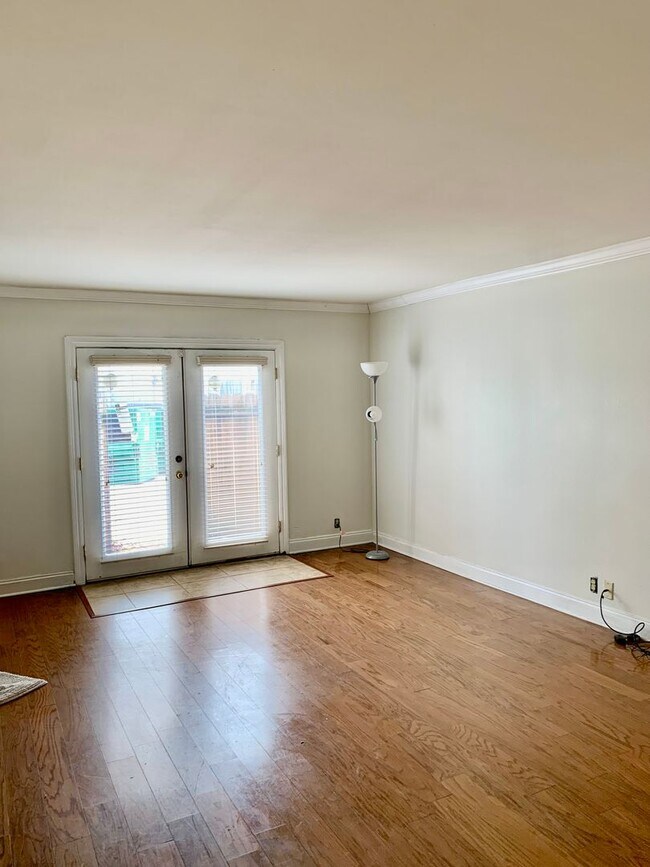Building Photo - Downtown living... easy access to LSU & SU