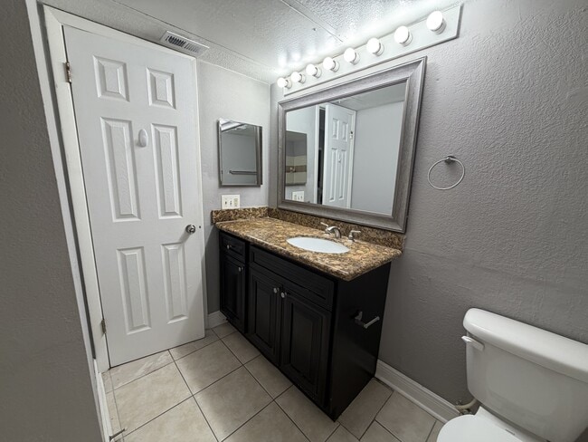 Building Photo - 1940 Lake Atriums Cir