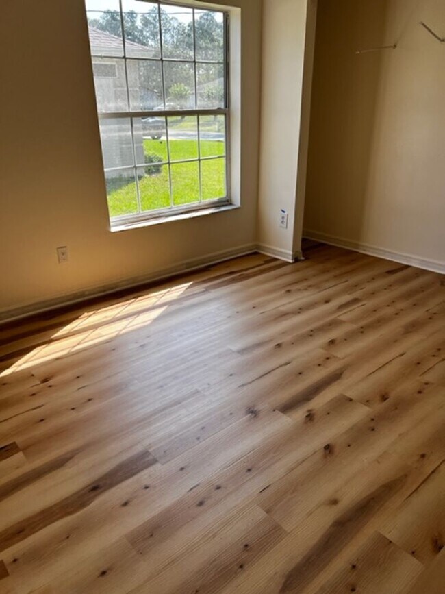 Building Photo - Large Home for rent !