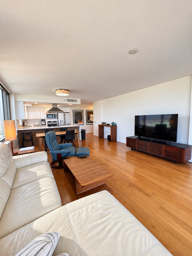 Building Photo - 1551 Ala Wai Blvd