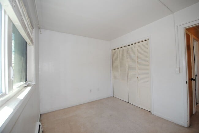 Building Photo - Spacious & centrally located 4 bed / 3 bath house FOR RENT