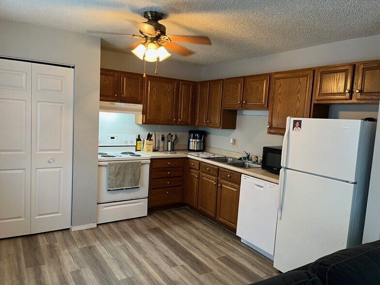 Kitchen close-up - 422 N 1st St