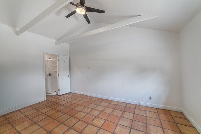 Building Photo - 942 Sunset Rd