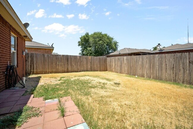 Building Photo - South Lubbock living at its finest!