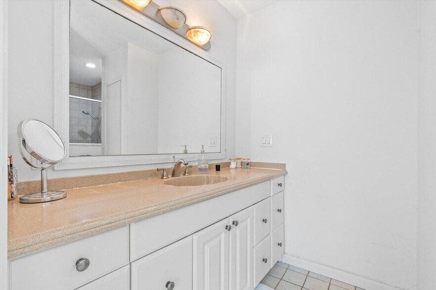 Building Photo - 4921 NE 23rd Ave