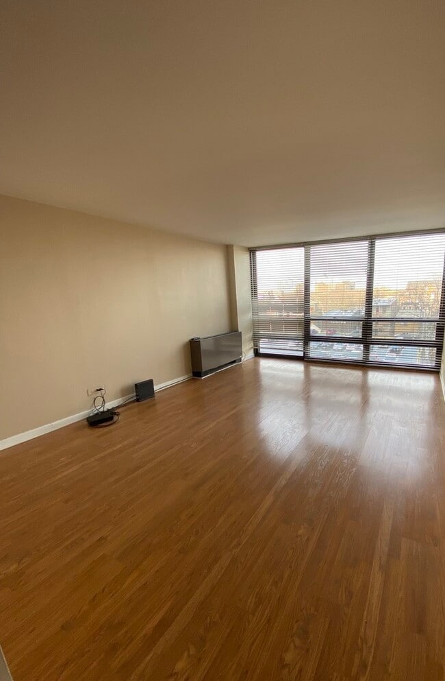 Building Photo - 1636 N Wells St