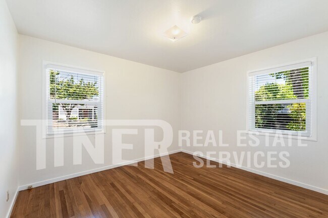 Building Photo - 541 Sandburg Dr