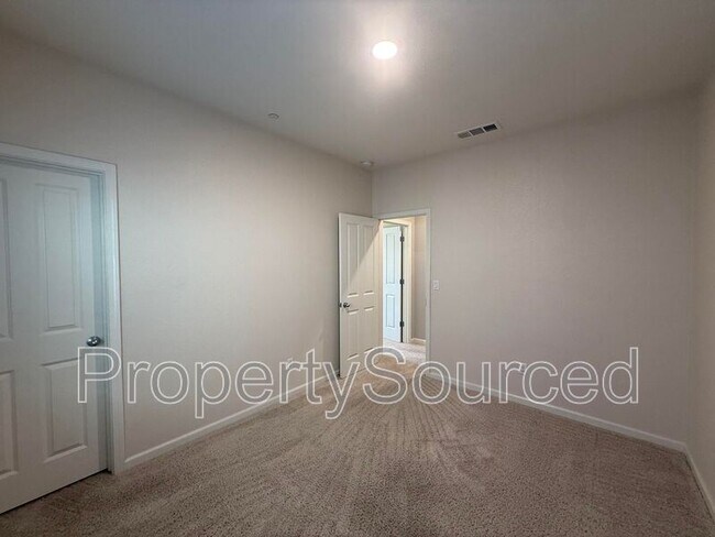 Building Photo - 437 Pendragon St