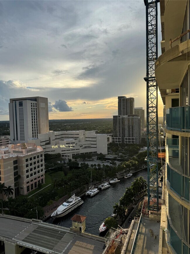 Building Photo - 347 N New River Dr E