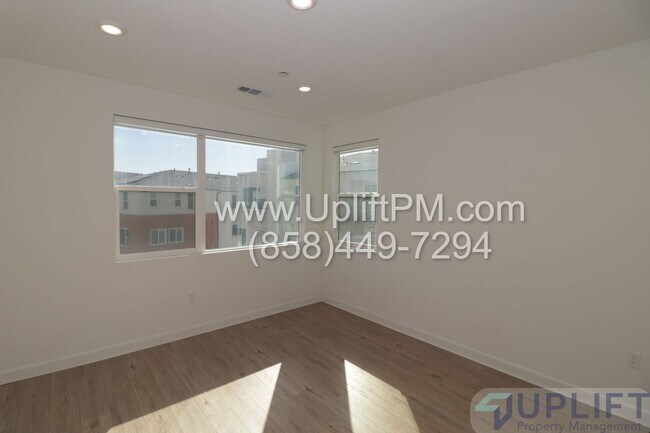 Building Photo - 4 Bed 3.5 Bath Townhome in Chula Vista w/ Washer/Dryer and 2-Car Garage