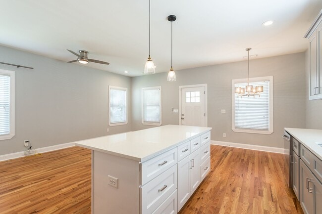 Building Photo - Stunning 3BD, 2.5BA Downtown Raleigh Home with a Fenced Yard