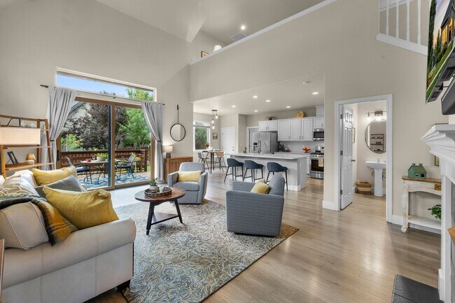 Building Photo - Stunning furnished home located in the des...