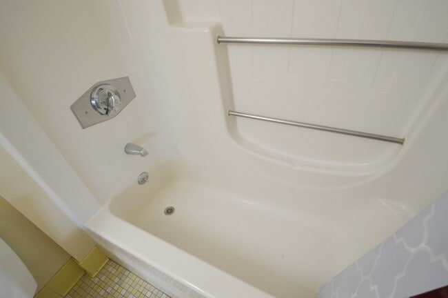 Building Photo - Holden Condo: 1 Bed 1 Bath